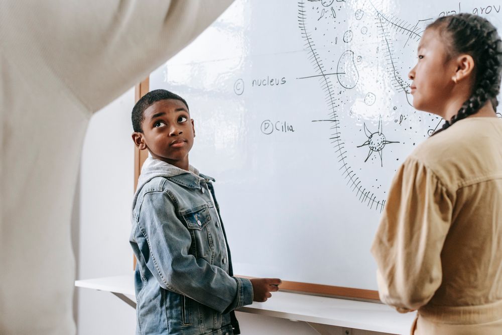 Vielfältige Gruppe von Kindern lernt gemeinsam