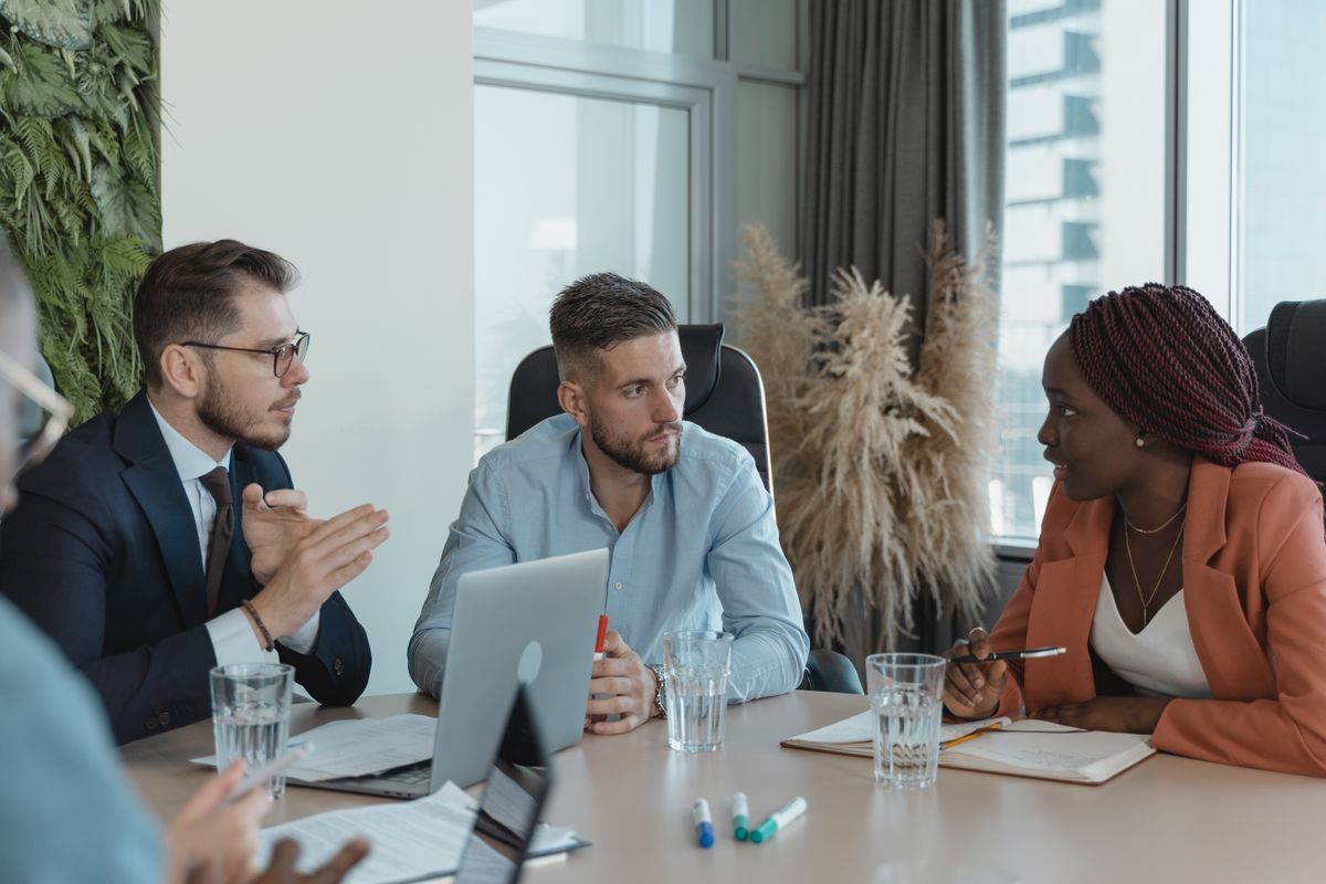 Kolleg:innen im professionellen Gespräch